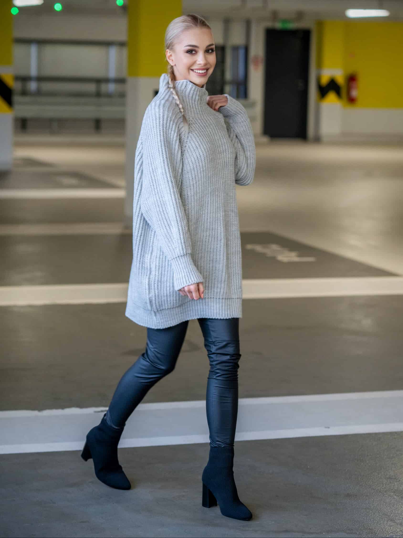 Objemný svetr se stojáčkem dlouhý světle šedý