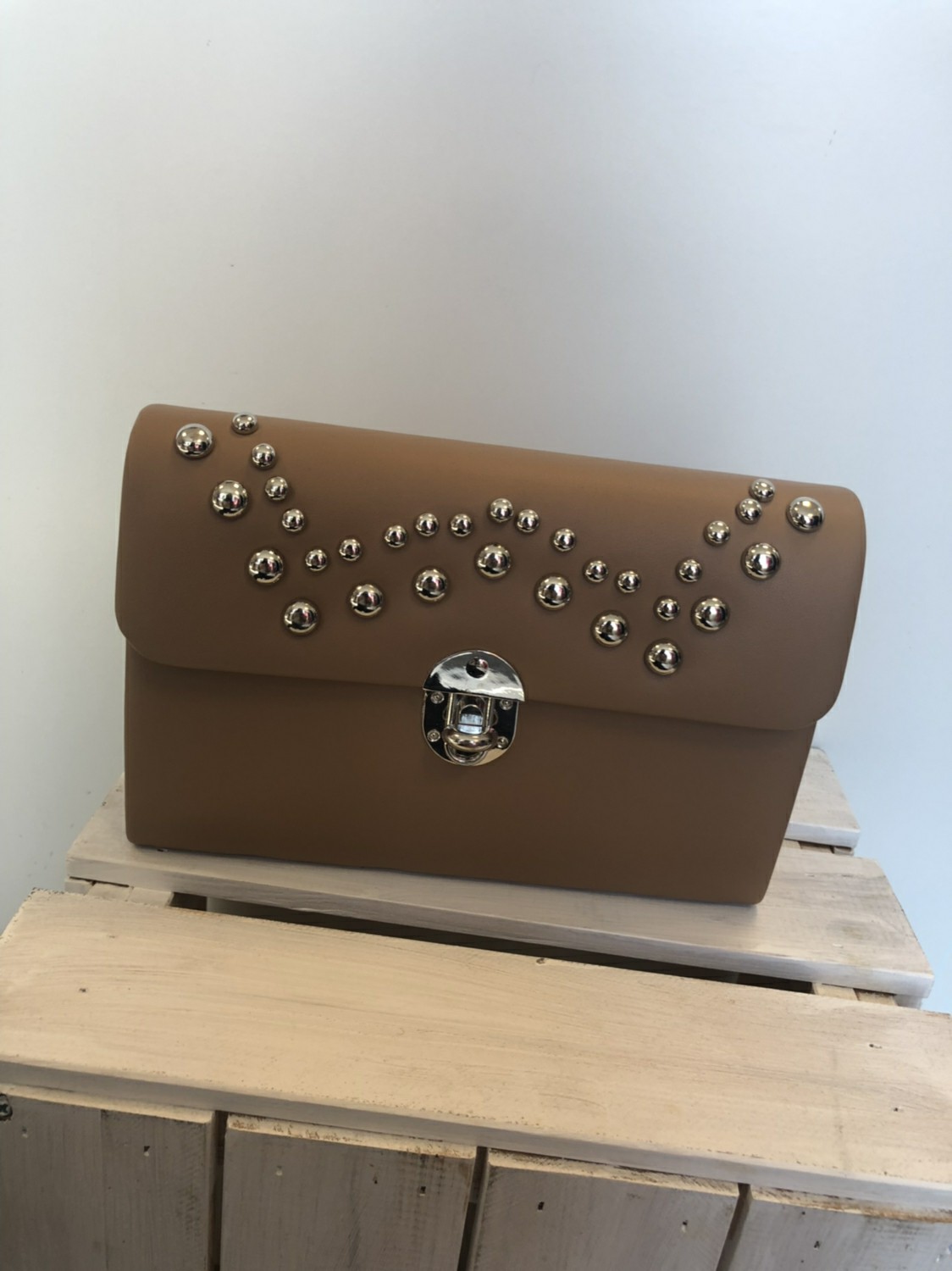 Crossbody se cvoky-camel