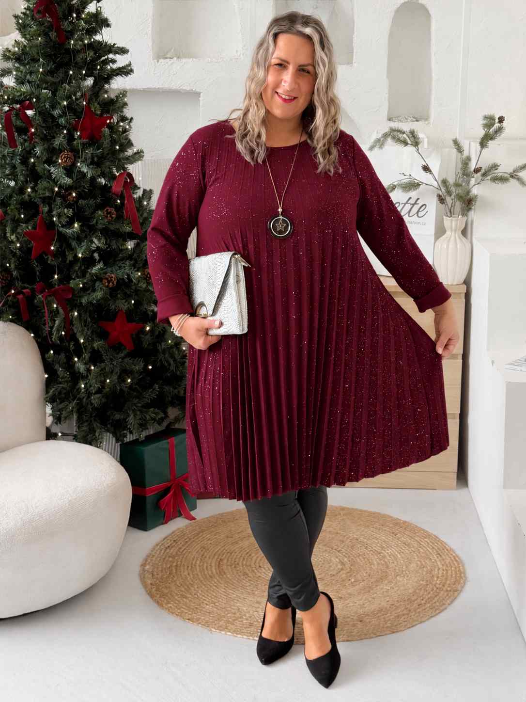 Plisované šaty Roxana s jemným třpytem do 4XL - bordo