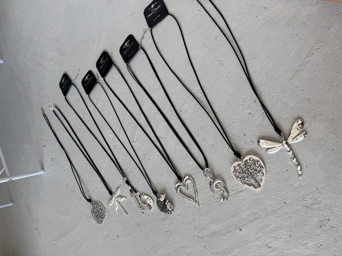 Náhrdelník na kůži - výběr po rozkliknutí