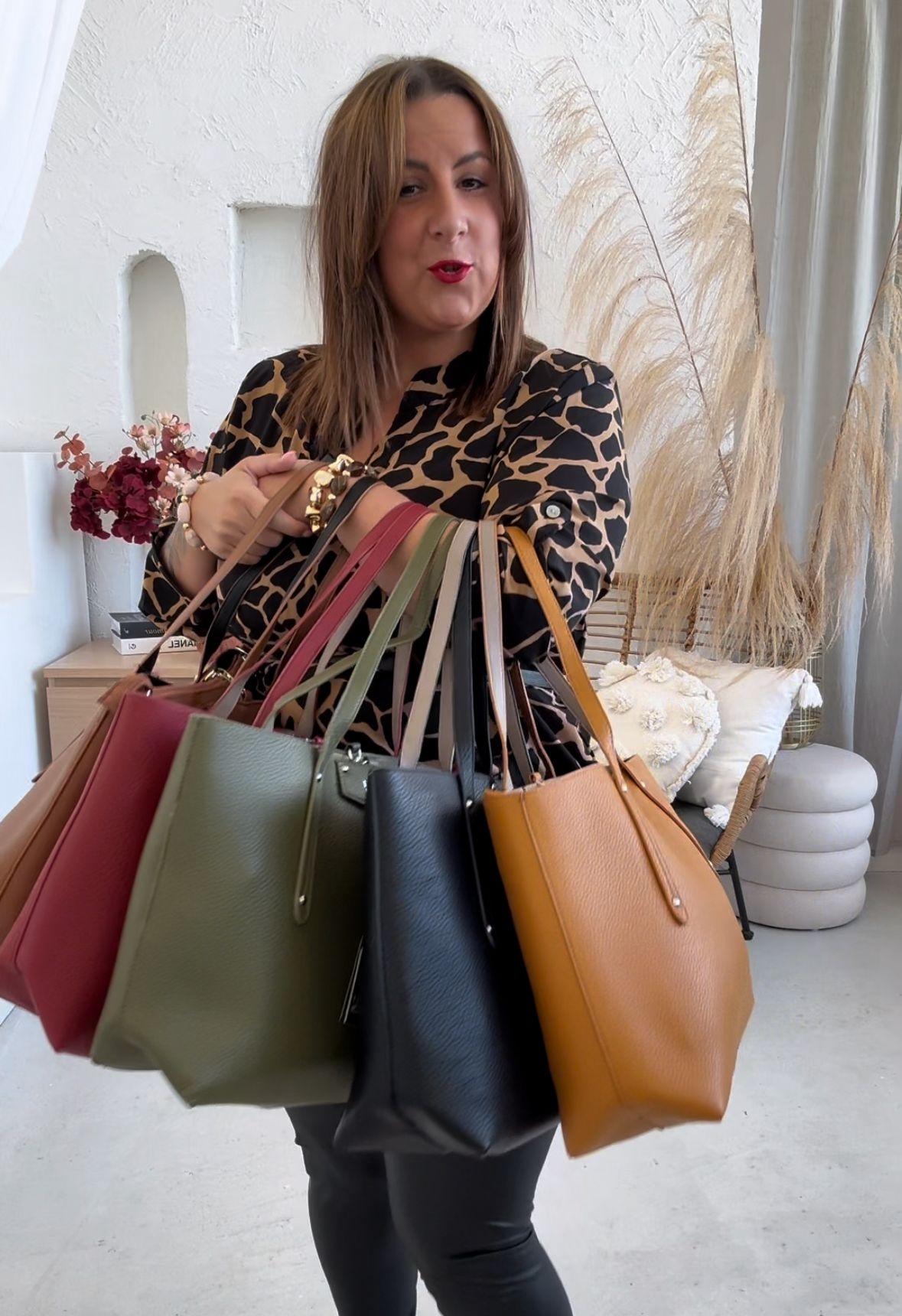 Kabelka Shopper Elegance - 𝘃𝘆́𝗯𝗲̌𝗿 𝗯𝗮𝗿𝗲𝘃 𝗽𝗼 𝗿𝗼𝘇𝗸𝗹𝗶𝗸𝗻𝘂𝘁𝗶́