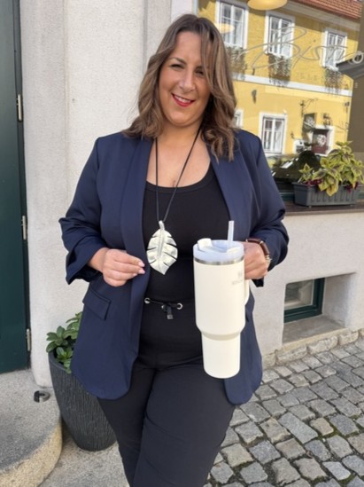 Sako větší velikost s podšívkou a řasenými rukávy tmavě modré