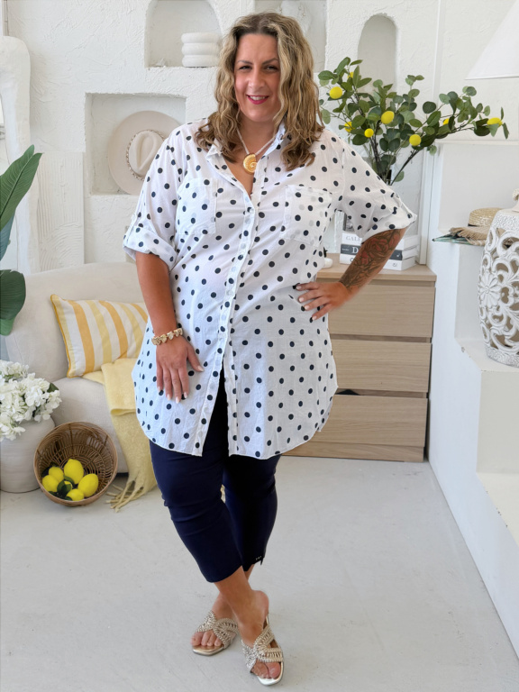 Prodloužená košile do 3XL puntik tmavě modrý