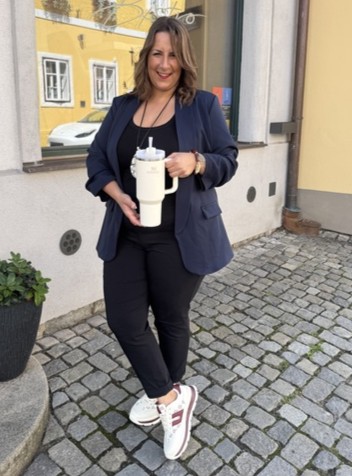 Sako větší velikost s podšívkou a řasenými rukávy tmavě modré