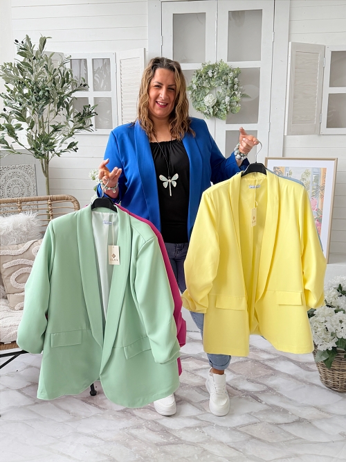 Sako větší velikost s podšívkou a řasenými rukávy královsky modré