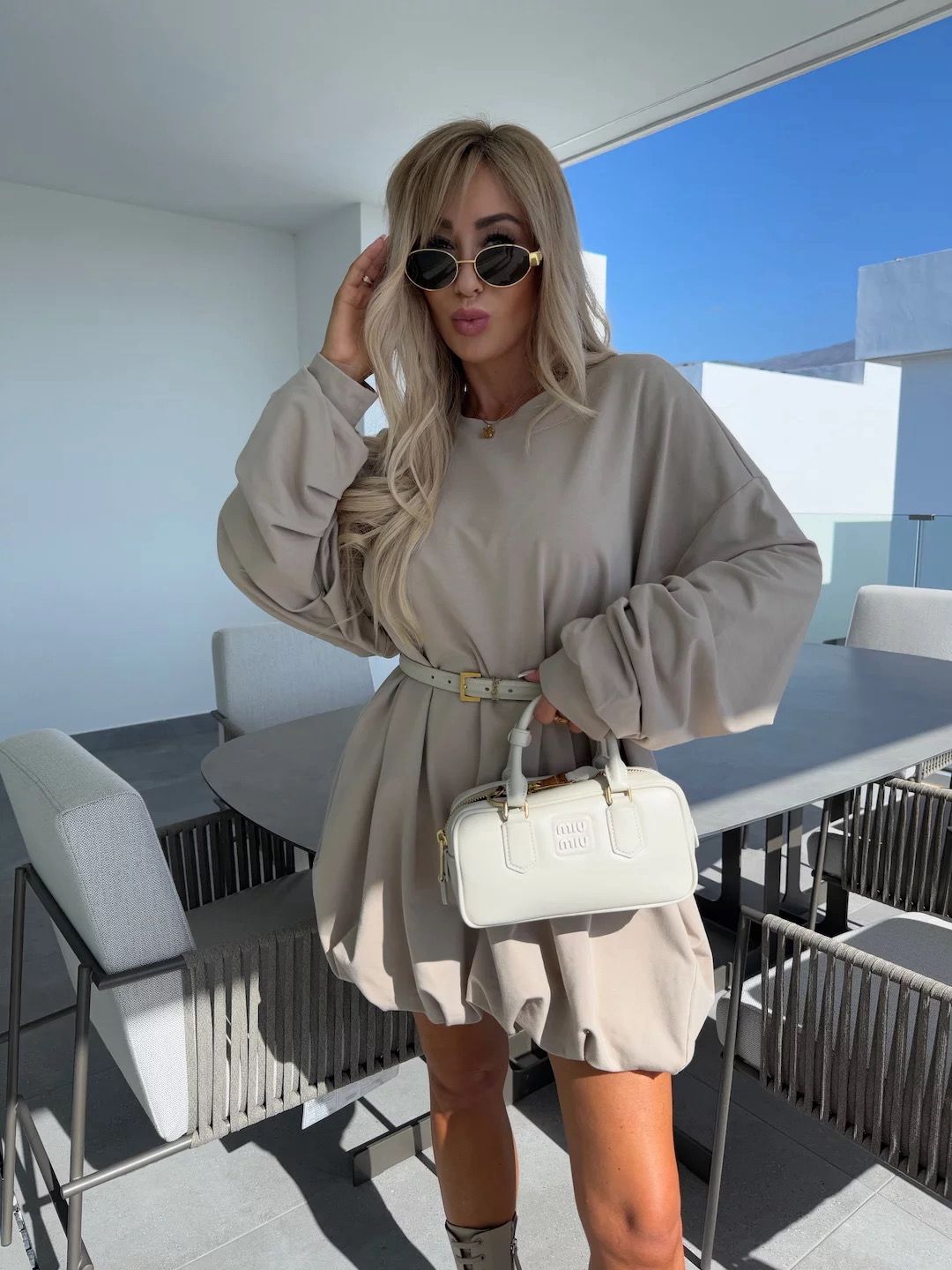 Balonové šaty s páskem béžové